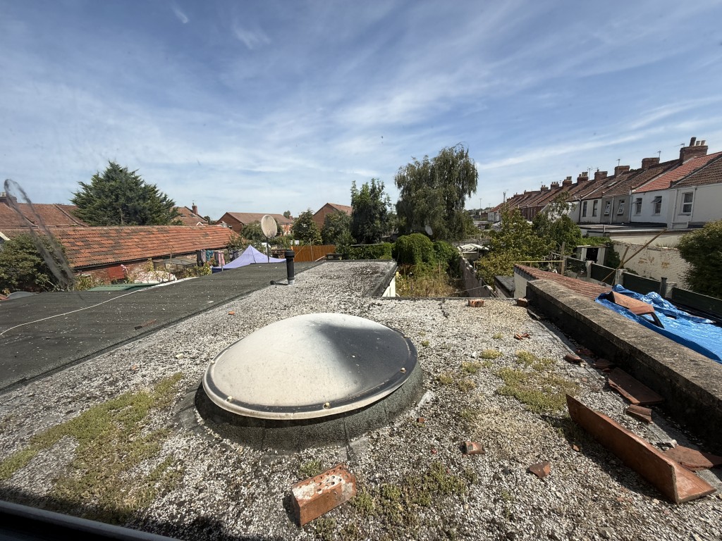 Lot: 93 - TWO-BEDROOM HOUSE REQUIRING IMPROVEMENT CLOSE TO TOWN CENTRE - Flat roof to the rear